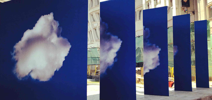 Nuvens brasileiras de Eduardo Coimbra compõem paisagem urbana de Moscou