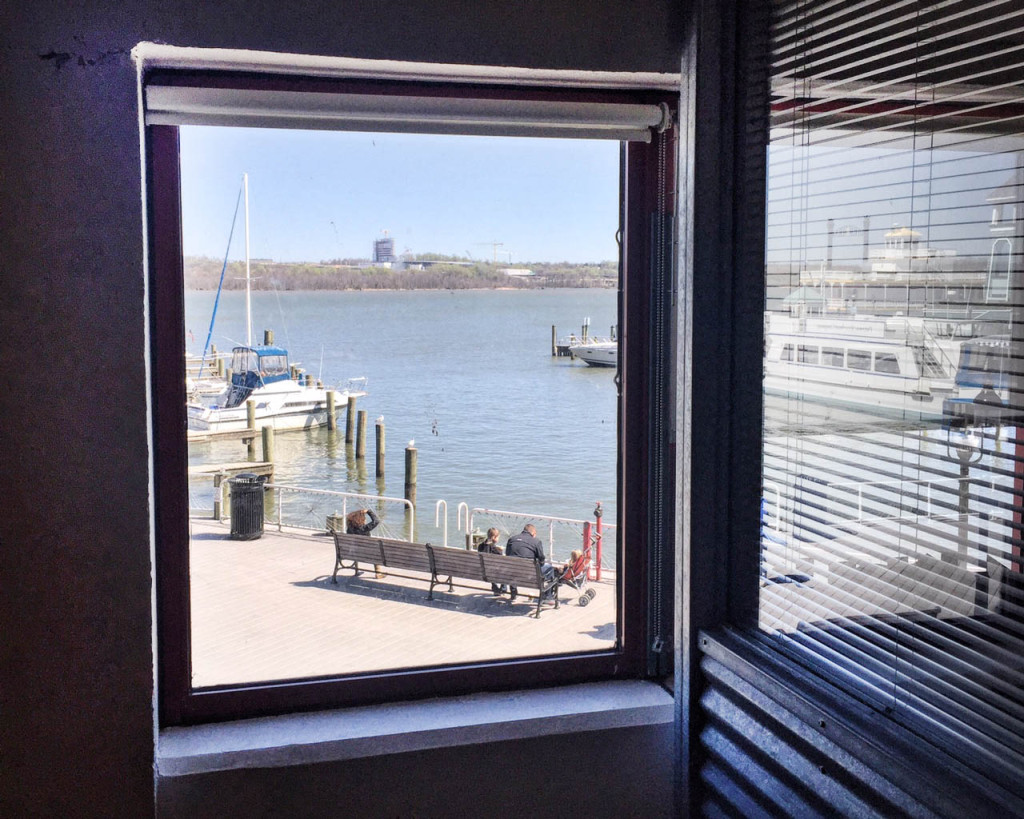 Vista do Potomac River de um dos estúdios de artista da Torpedo Factory