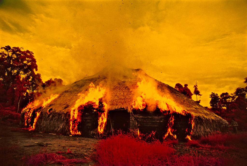 Claudia Andujar.Maloca em chamas - da sÇrie Casa (1976)