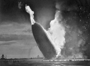 A foto do dirigível Hindenburg durante a queda