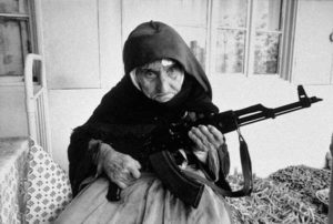 Em 1990 uma mulher armênia 106 anos de idade protege a sua casa com uma arma automática.