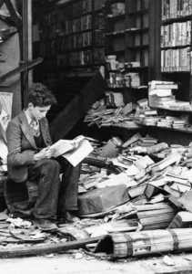 Uma livraria de Londres em ruínas devido a um ataque aéreo em 1940.