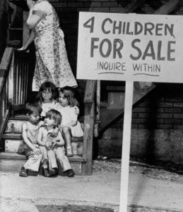 Uma mãe vergonhosamente esconde o rosto após colocar seus filhos à venda em 1948.