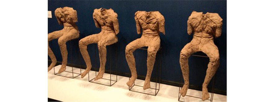 Magdalena Abakanowicz – Quatro figuras sentadas - 2002