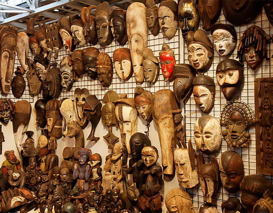 A detail from a display of Africana masks at the 2011 Foire de Paris. Photo- Thesupermat; máscaras africanas
