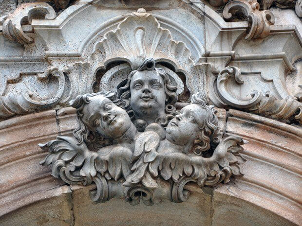 Anjos no frontispício da Igreja de São Francisco de Assis, esculpidos por Aleijadinho (Foto- Pedro Ângelo-G1)