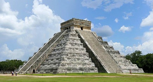 Templo sagrado dos mortos – Zigurate Maia em Chichén-Itzá no México