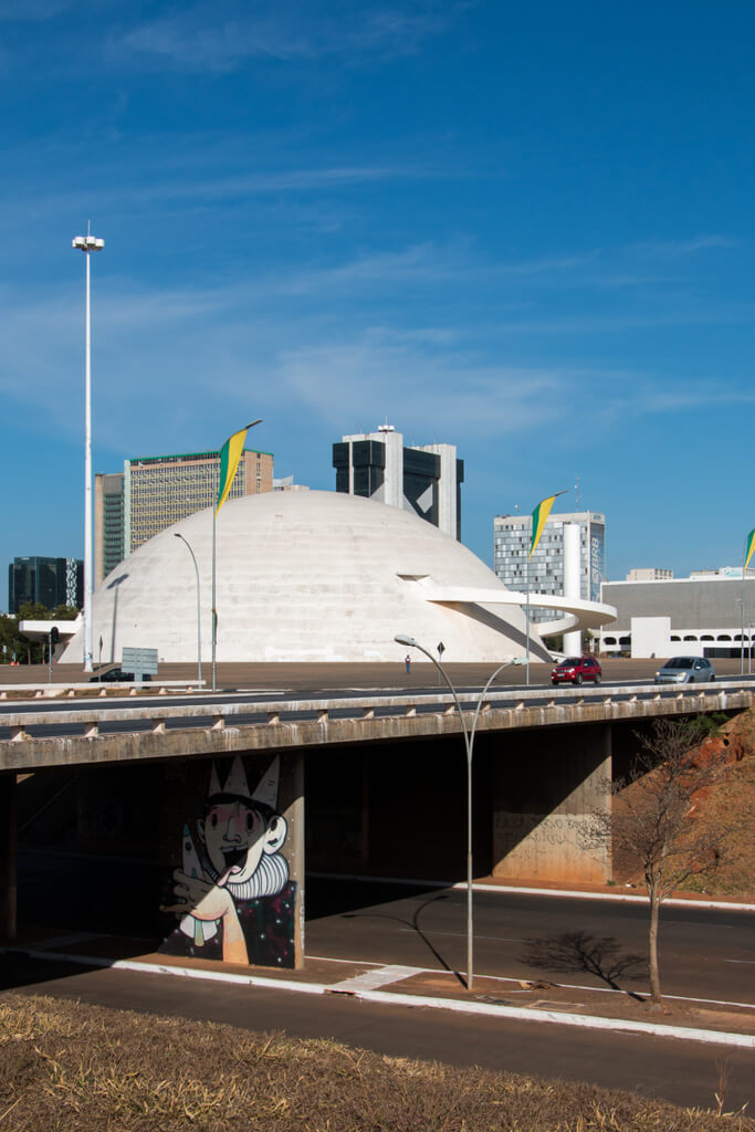 Viaduto com Museu Nacional Honestino Guimarães ao fund_JulianaTorres