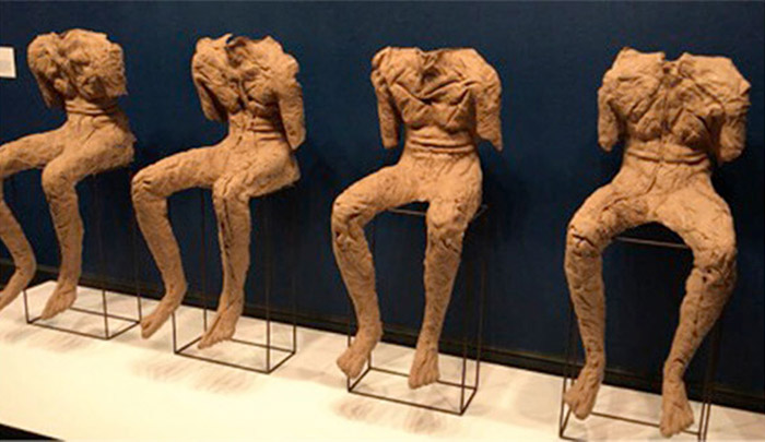 Magdalena Abakanowicz – Quatro figuras sentadas - 2002 - artistas femininas 
