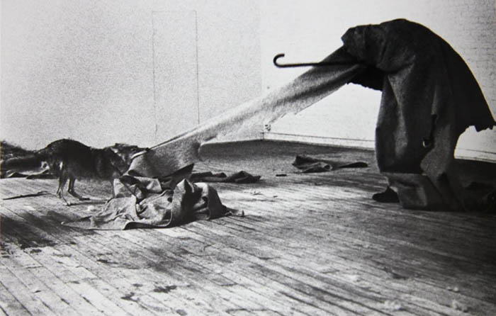 arte conceitual; Joseph Beuys. Eu gosto da América e a América gosta de mim (1974)
