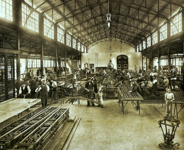 Oficina dos Ferreiros Artísticos do Liceu na Rua da Cantareira, c. 1910. Acervo do Liceu de Artes e Ofícios.- Acervo do Liceu de Artes e Ofícios de São Paulo.