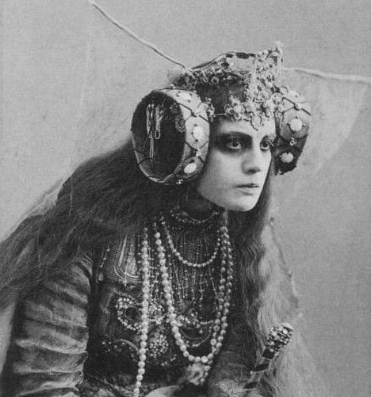 Elsa-von-Freytag-Loringhoven-Costume-and-Makeup-Detail