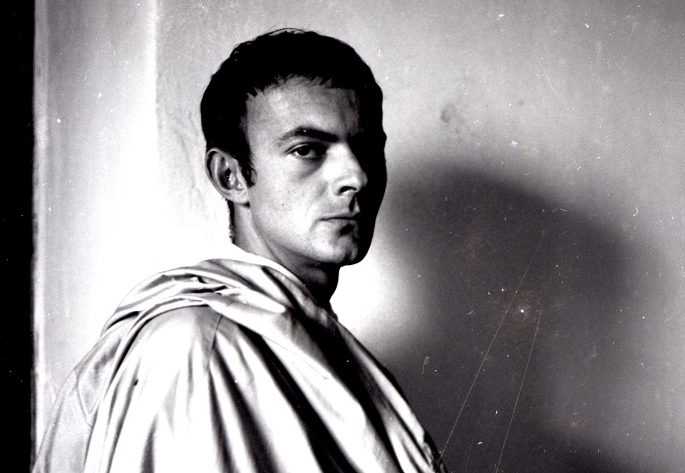 Cy Twombly em grotta ferrata. Foto: Betty Stokes