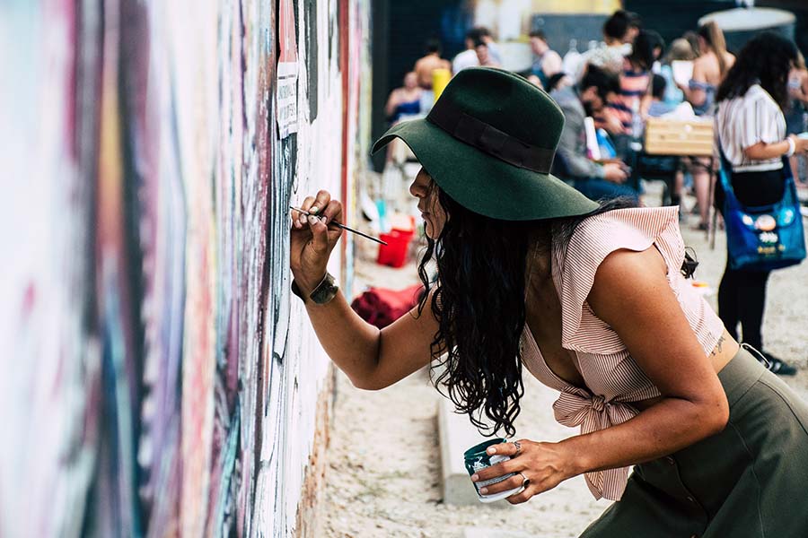 artista pintando na parede