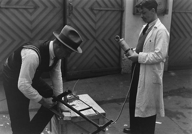 homem gravando som em um filme de 1930