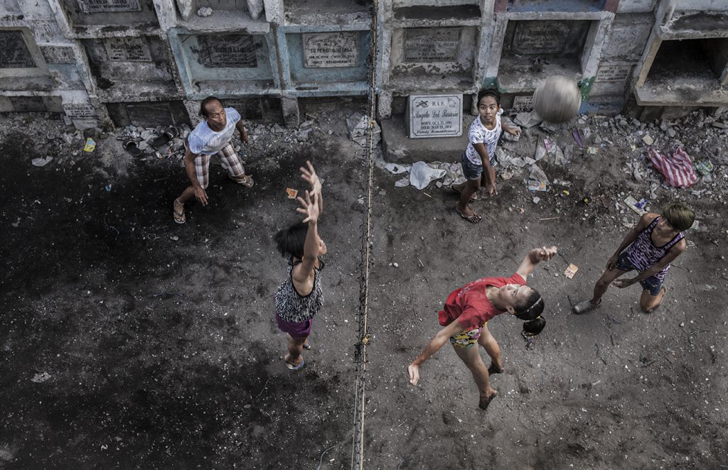 Crianças jogando vôlei na comunidade.