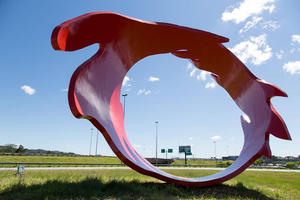 Escultura na via de acesso do Aeroporto internacional de Guarulhos, Cumbica, 2008. 