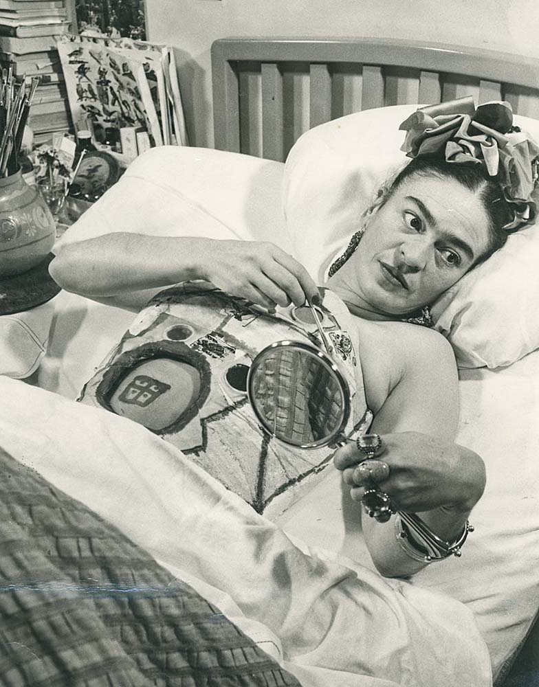 Juan Guzmán, Frida Kahlo no hospital segurando um espelho, c1950s