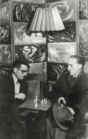 Man Ray (esquerda) e Marcel Duchamp (direita) jogando xadrez (1960)