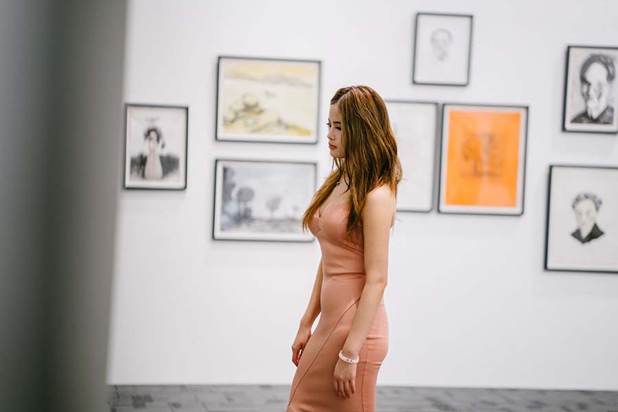 mulher olhando uma obra de arte