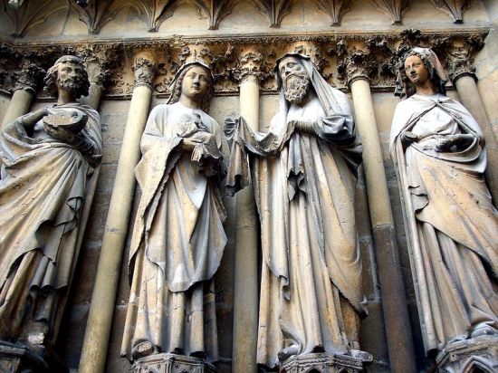 Esculturas na Catedral de Reims
