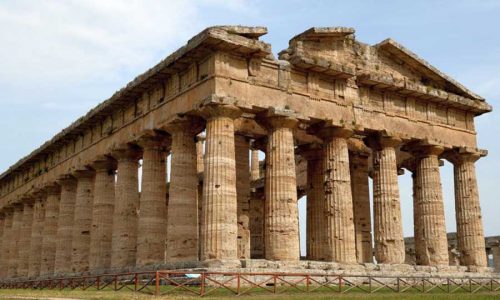 Templo de Apolo, em Pesto (Itália), região que pertenceu a chamada Magna Grécia. Construído no período Arcaico, no século VI a.C. Foto: francesco pecci / Shutterstock.com