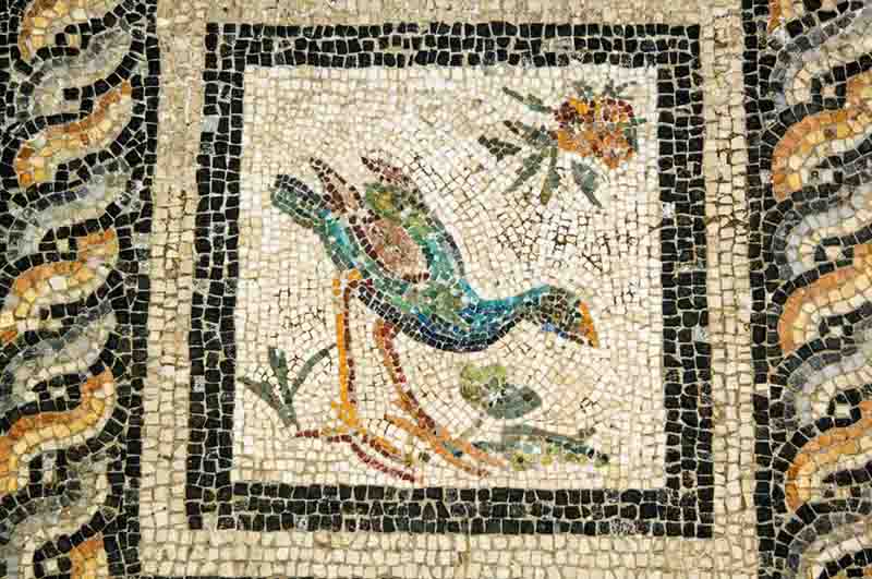 mosaicos; Close de detalhe em mosaico no piso da Vila dos Pássaros em Alexandria, Egito (© Ariadne Van Zandbergen:Alamy)