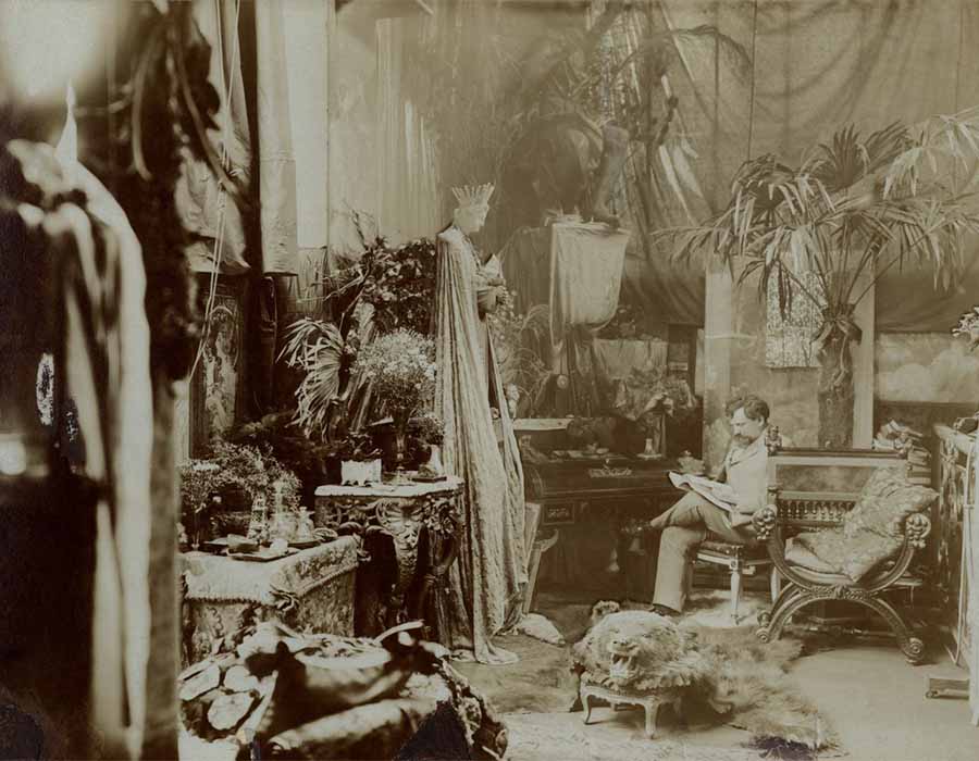 Percursos artísticos ; Alphonse Mucha em seu estudio © Mucha Trust 2019