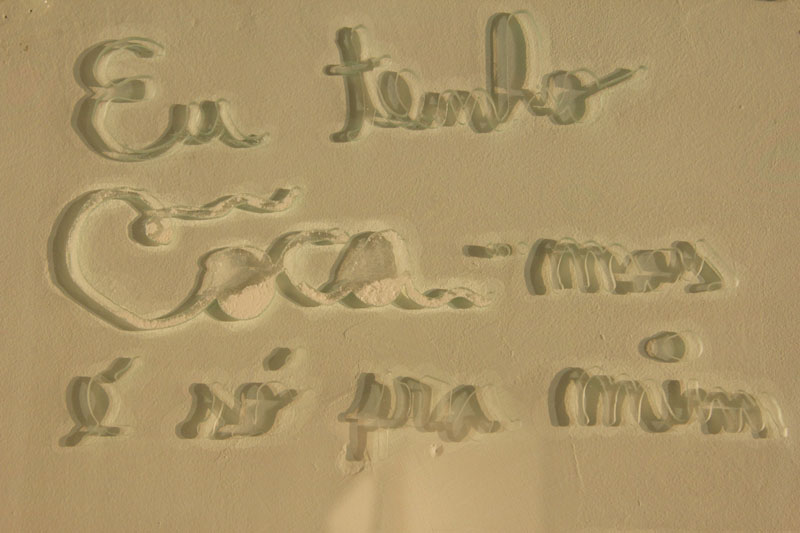 LOURIVAL CUQUINHA Frase de galerista, 2013 Vidro e cocaína (59 x 39 x 2 cm)