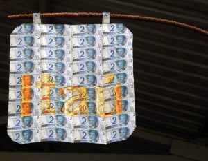 LOURIVAL CUQUINHA Itaú, Milu, Itaú, 2011 Bandeira feita de Notas de 2 e 20 reais (58 x 58 cm)