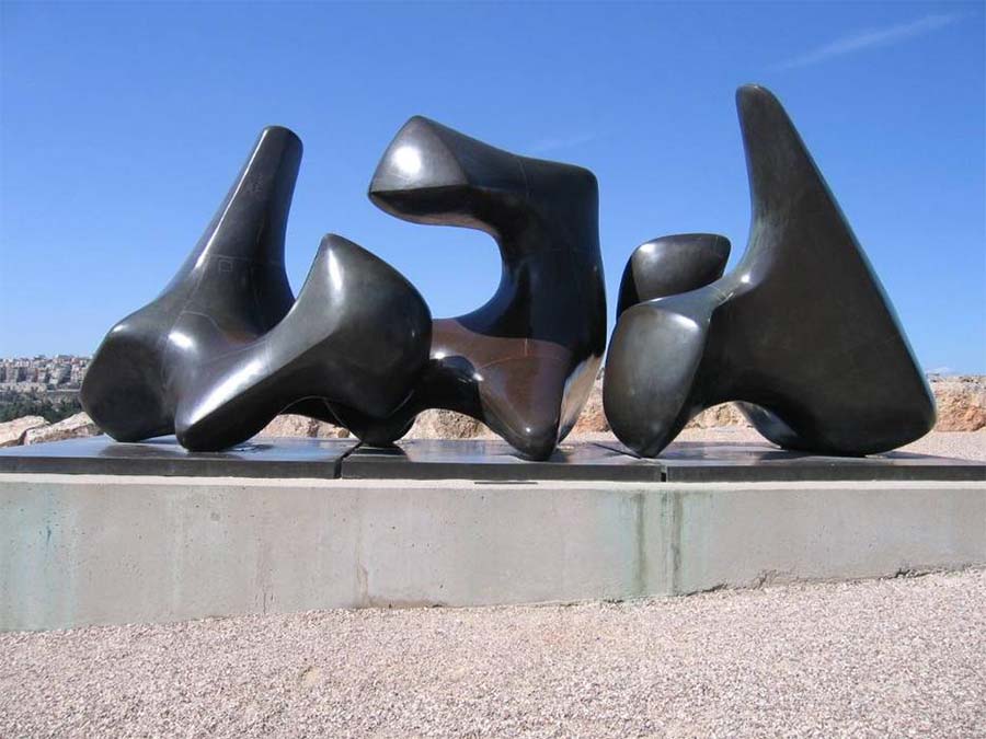 Henry Moore, "Três Formas, Vértebras." 