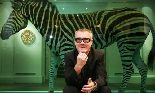 Damien Hirst e a zebra em um tanque de formaldeído. Photo by Peter Macdiarmid/Getty Images)