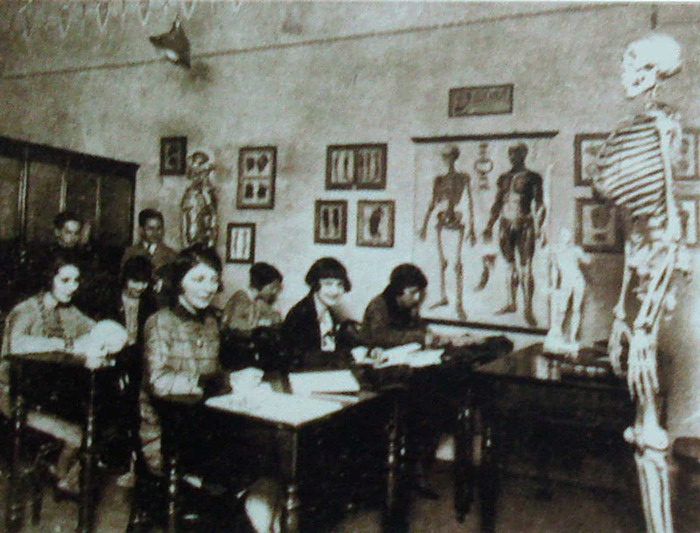 Mulheres na história da arte; Aula de anatomia no Instituto de Artes da UFRGS em 1928, uma escola inspirada no modelo da Academia Imperial de Belas Artes.