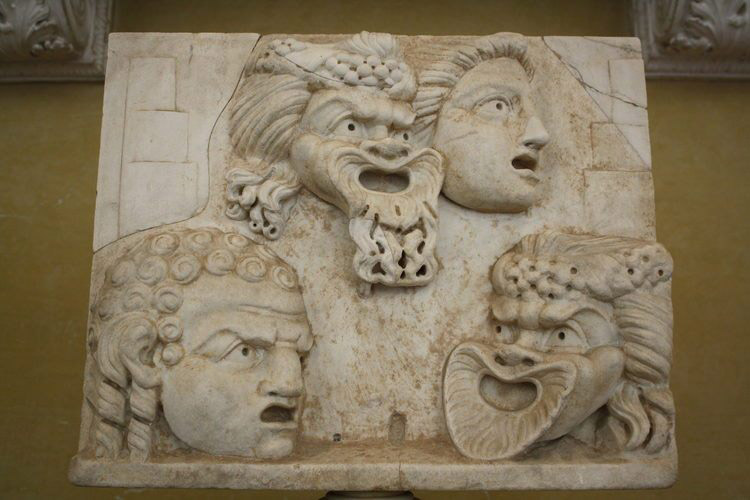 teatro grego; Um relevo de mármore representando máscaras de teatro usadas em tragédias e comédias greco-romanas | Século II d.C. (Museus do Vaticano, Roma).