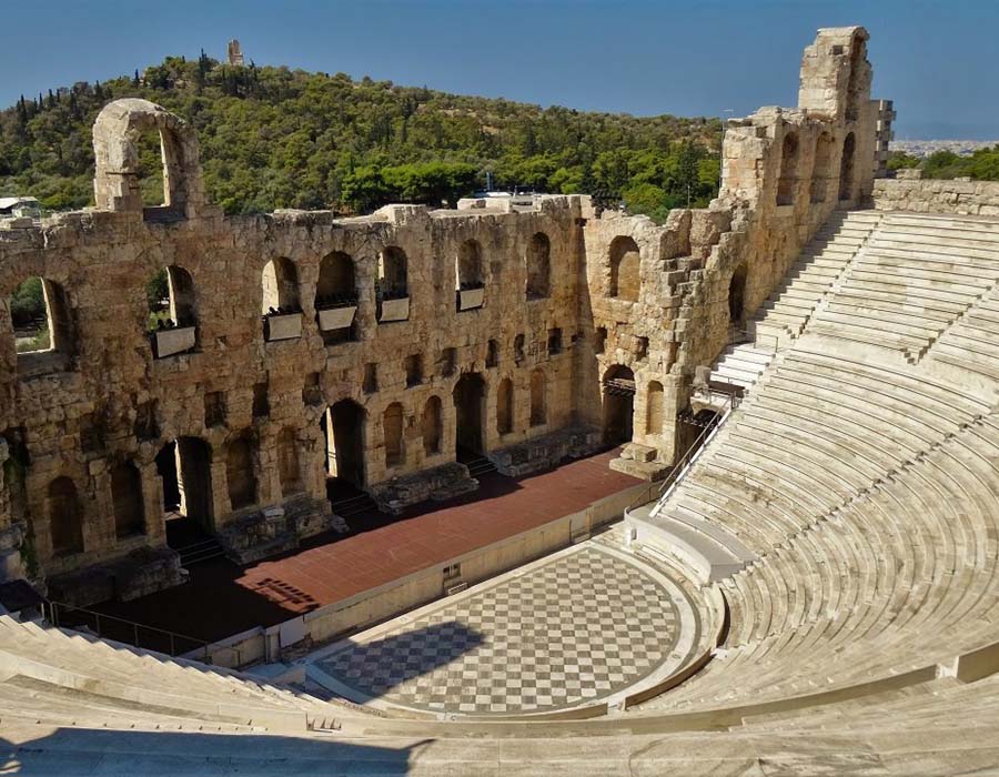 Teatro Grego - Odeão de Herodes Ático, Atenas. Foi construído por Herodes Ático, de importante família ateniense, para comemorar a memória de sua falecida esposa Regilia. As obras começaram possivelmente em torno de 174.