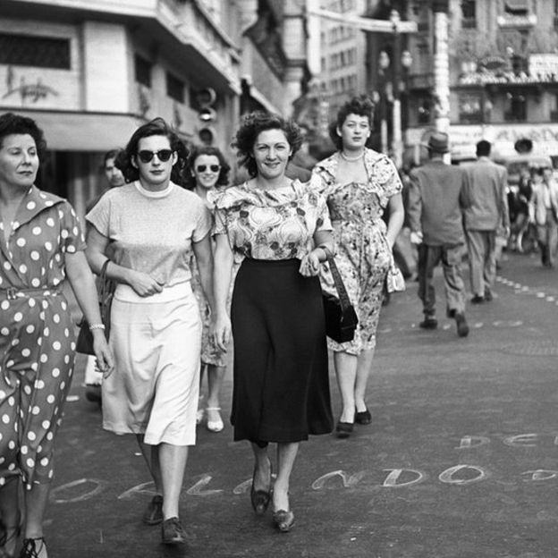 Lutadoras de luta livre passeando no centro de São Paulo; Peter Scheier