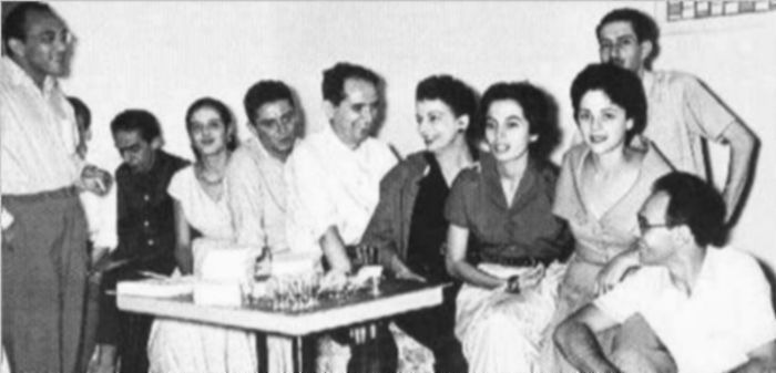 Grupo Frente, em 1956. A partir da esquerda: Oliveira Bastos, Hélio Oiticica (encoberto), Ferreira Gullar, Teresa Aragão, Bezerra, Mario Pedrosa, Lygia Clark, Vera Pedrosa, Ivan Serpa (atrás), Lea e Abraham Palatnik.