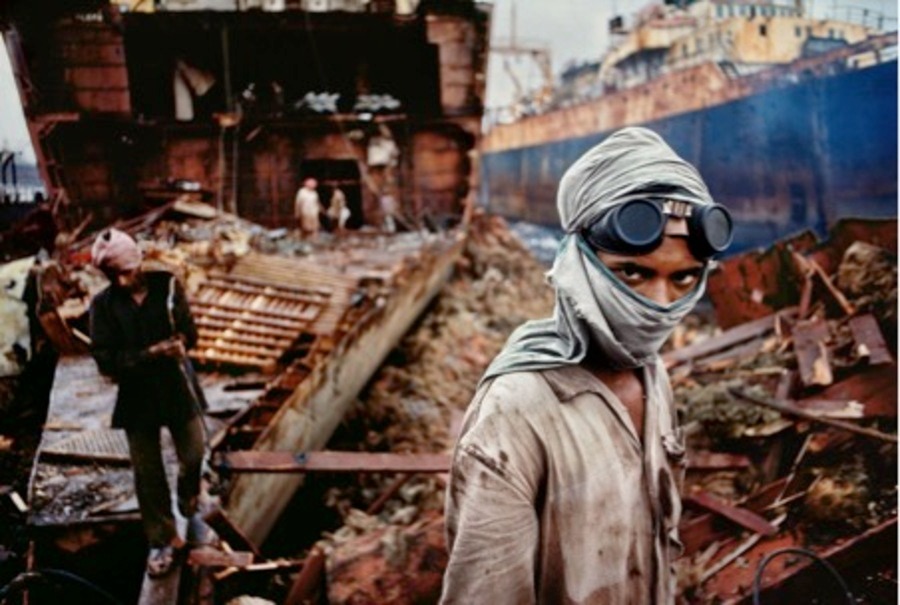 Jovem soldador. Mumbai, Índia, 1994 - Steve McCurry, 1994