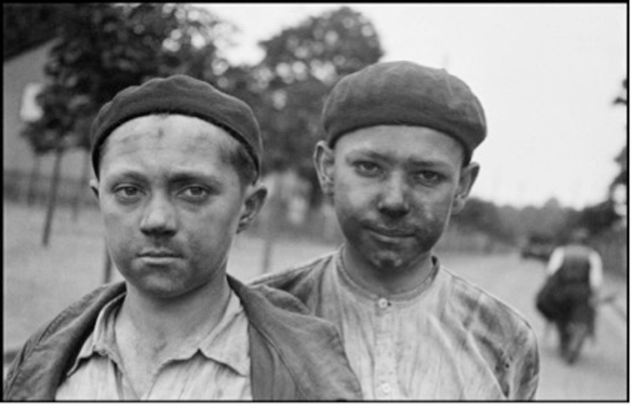 Jovens mineiros. França - David Seymour, 1935; O homem e o trabalho