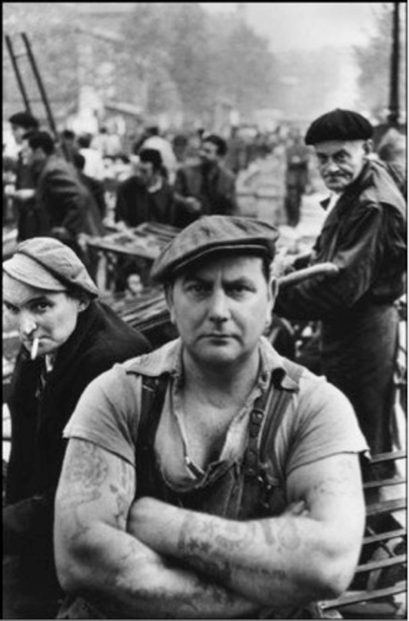 Les Halles, Paris, França - Henri Cartier-Bresson, 1952; O homem e o trabalho