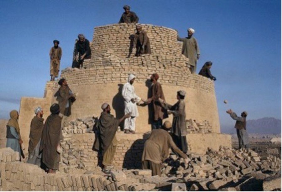 Reconstrução de um forno. Kandahar, Afeganistão - Steve McCurry, 1992