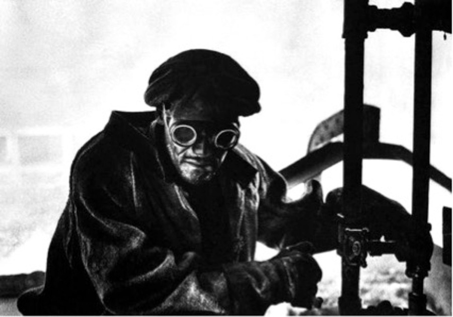 Trabalhador de siderúrgica. Pittsburgh, EUA - W. Eugene Smith, 1955; O homem e o trabalho