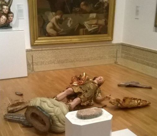 estatua quebrada em um museu de Lisboa