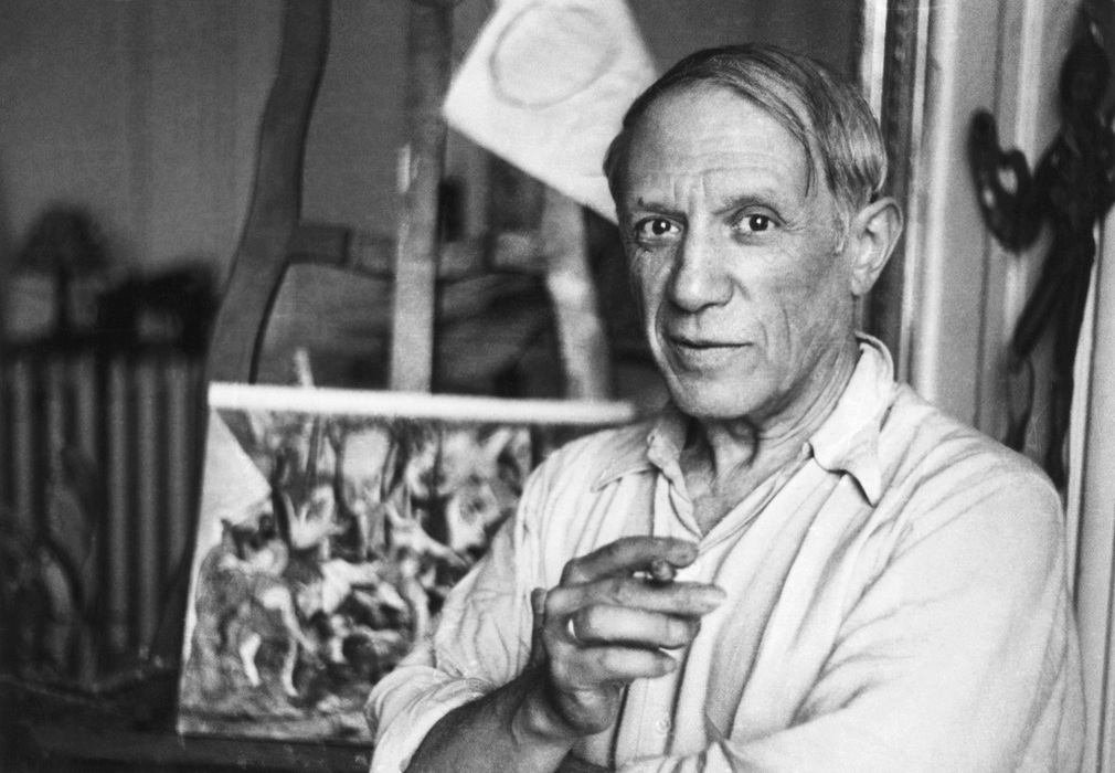 Pablo Picasso em seu estúdio em Paris em 1920.