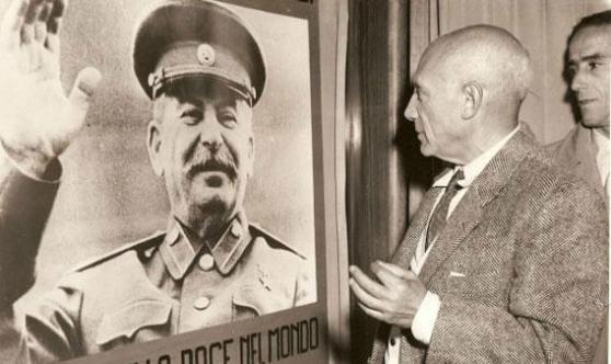 Picasso diante de uma foto de J. Stálin, sucessor de Lênin na URSS