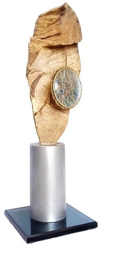 Claudia Seber. Pêndulo (2019) - 32 x 10 x 10 cm (madeira;pino de pistão;vidro;latão;cobre;tela de alto-falante;fios anodizados) R$ 350,00