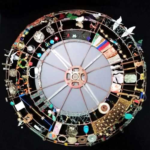 Claudia Seber. Ventilart (2018) - 65 cm diâmetro (grade de ferro de ventilador;vidro;malha de metal;sucatas diversas) R$ 650,00