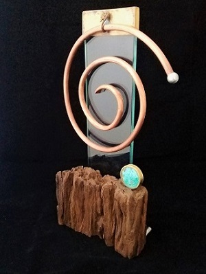 Claudia Seber. Redemoinho 2018 dimensões 40 x 18 x 8 cm (madeira;vidro;cobre;latão;aço;amazonita) R$ 400,00