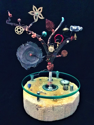 Claudia Seber. VIAGEM AO CENTRO DA TERRA ano 2019 dimensões 45 x 22 x 22 cm (fatia de poste de rua;vidro;aço;pedras;sucatas;ferro;pino de pistão) R 650,00
