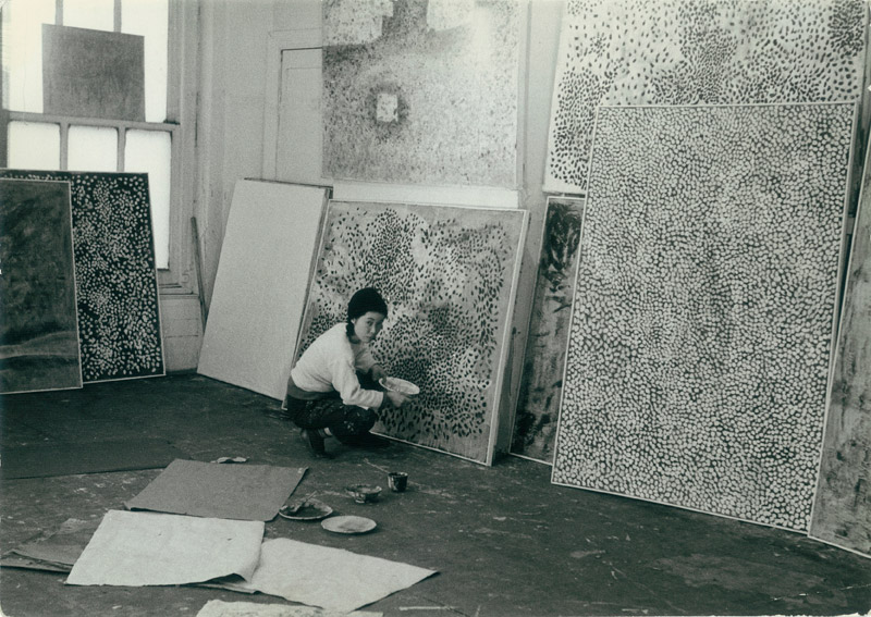 YAYOI KUSAMA em seu estúdio em Nova York, c.1958–59 / Imagem cortesia: Ota Fine Arts, Tóquio / © Yayoi Kusama, Yayoi Kusama Studio Inc.